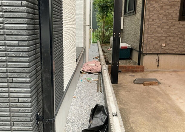 【庭】庭があることでガーデニングや家庭菜園はもちろん、こどもの遊び場やペットを放して遊ぶことができます。また、家の周囲に余裕があるということです。隣地との間があれば、十分な日当たりと、風通しが確保できます。