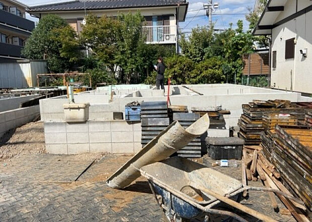 【庭_2】庭のある家に住むことのメリットとして、子どもたちの遊び場を確保できること、ガーデニングや家庭菜園を楽しめること、明るさを確保できることがあります。また、配置を工夫することでプライバシーが確保できます。