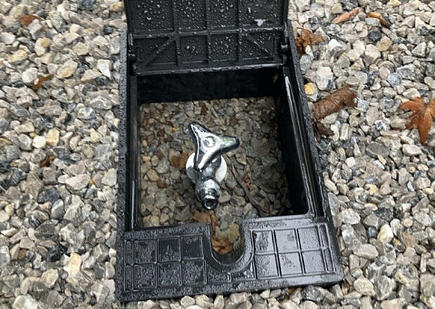 【その他設備】敷地内には、散水栓や立水栓があります。水道水を直接利用できるため、水を運ぶ手間を省くことが出来ます。大量の水を必要とする洗車作業や清掃などに役立ちます。その他設備とあわせて、現地でご確認ください。