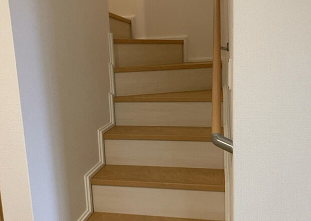 【内装】建物の上下階の通路である階段は、その位置によって動線や室内の印象が大きく左右されます。手摺にも重要な役割があり、転倒の防止・歩行や動作を円滑にして日常生活を支えることを主な目的として設置されています。