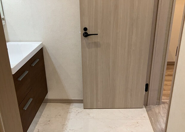 【脱衣場】多くの戸建て住宅で見かける洗面脱衣所は、洗面台と洗濯機が2畳ほどのスペースに並べられていて、洗面所が脱衣所を兼ね備えている間取りが一般的です。お客様が利用することもある、パブリックな空間でもあります。