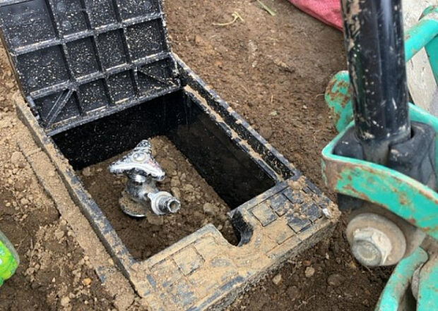 【その他設備】敷地内には、散水栓や立水栓があります。水道水を直接利用できるため、水を運ぶ手間を省くことが出来ます。大量の水を必要とする洗車作業や清掃などに役立ちます。その他設備とあわせて、現地でご確認ください。