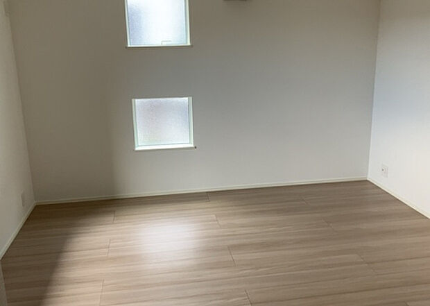 【洋室】洋室のメリットは重い家具が置きやすく、身の回りが整理しやすいことです。 床がフローリングのため畳とは異なり凹みにくいです。 クローゼットなど収納が豊富で、普段使わない旅行カバンや服の整頓も簡単にです。