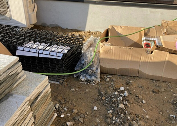 【庭】庭があることでガーデニングや家庭菜園はもちろん、こどもの遊び場やペットを放して遊ぶことができます。また、家の周囲に余裕があるということです。隣地との間があれば、十分な日当たりと、風通しが確保できます。