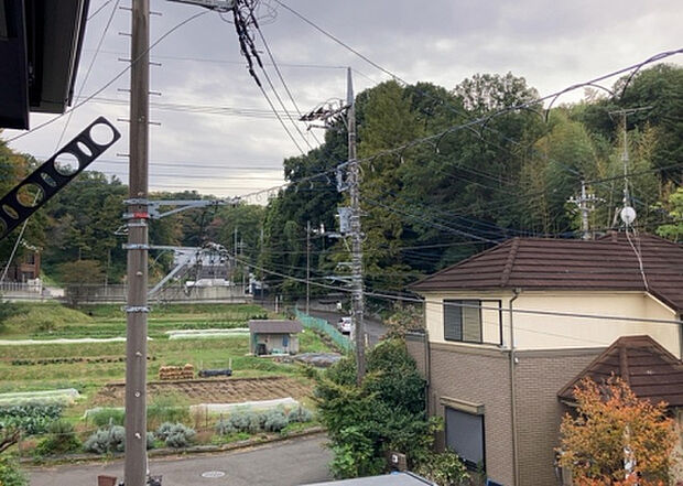 【物件からの展望】眺望を気にして物件を探す場合、前面に建物が建っていないか現地で確認しましょう！前面に建物があると景色はもちろん、日当たりや風通しにも影響が出てきます。住んだ時のことを想像しながら現地見学をしましょう。