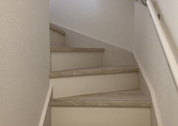 【内装】建物の上下階の通路である階段は、その位置によって動線や室内の印象が大きく左右されます。手摺にも重要な役割があり、転倒の防止・歩行や動作を円滑にして日常生活を支えることを主な目的として設置されています。