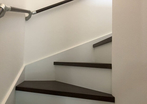 【内装】建物の上下階の通路である階段は、その位置によって動線や室内の印象が大きく左右されます。手摺にも重要な役割があり、転倒の防止・歩行や動作を円滑にして日常生活を支えることを主な目的として設置されています。