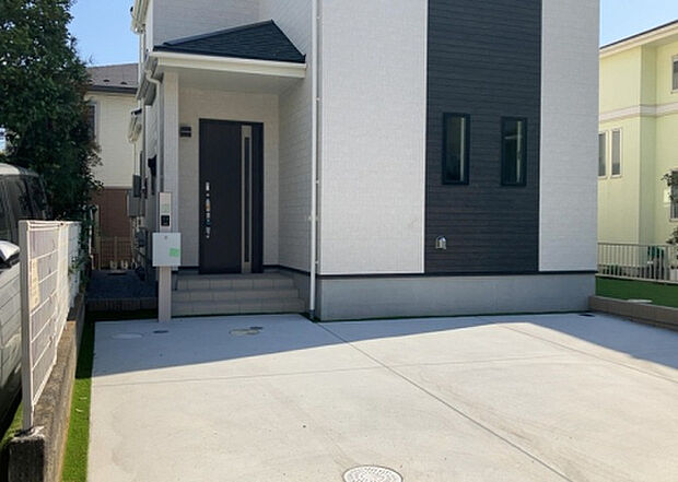 【駐車場】駐車場と明記されていても、最小スペースでつくられた駐車場だと大型車は駐車できなかったり、出入りしにくくなったりする可能性があります。お車のサイズと購入したい物件の駐車場のサイズを現地で確認しましょう。