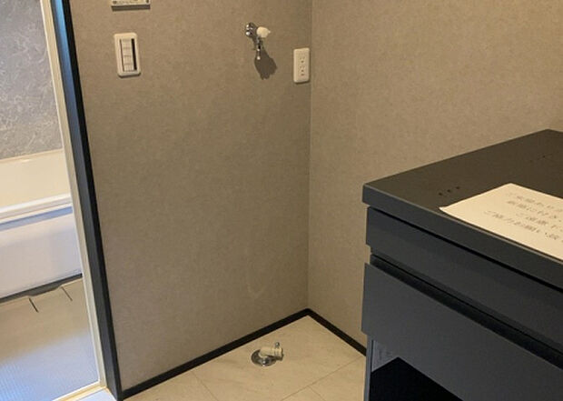 【ランドリースペース】ランドリースペースも気になります。洗濯機置場があり「洗う、干す、取り込む、アイロンがけ、たたむ」など、洗濯に関する家事をするための空間です。広さや収納など付帯設備も含めて、詳細は現地でご確認ください。