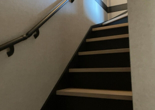 【内装】建物の上下階の通路である階段は、その位置によって動線や室内の印象が大きく左右されます。手摺にも重要な役割があり、転倒の防止・歩行や動作を円滑にして日常生活を支えることを主な目的として設置されています。