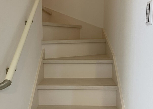 【内装】建物の上下階の通路である階段は、その位置によって動線や室内の印象が大きく左右されます。手摺にも重要な役割があり、転倒の防止・歩行や動作を円滑にして日常生活を支えることを主な目的として設置されています。