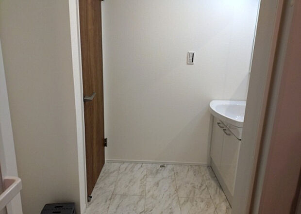 【脱衣場】多くの戸建て住宅で見かける洗面脱衣所は、洗面台と洗濯機が2畳ほどのスペースに並べられていて、洗面所が脱衣所を兼ね備えている間取りが一般的です。お客様が利用することもある、パブリックな空間でもあります。
