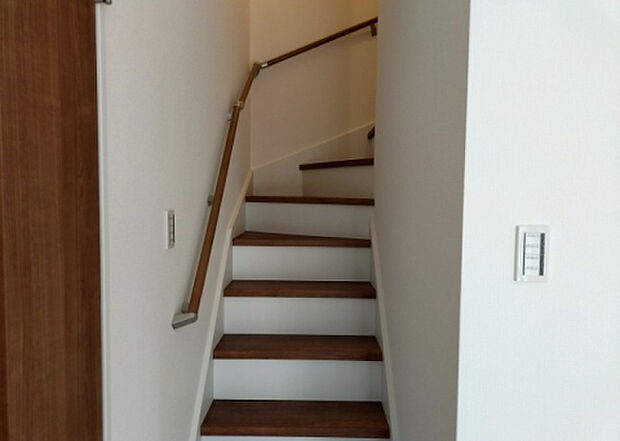 【内装】建物の上下階の通路である階段は、その位置によって動線や室内の印象が大きく左右されます。手摺にも重要な役割があり、転倒の防止・歩行や動作を円滑にして日常生活を支えることを主な目的として設置されています。