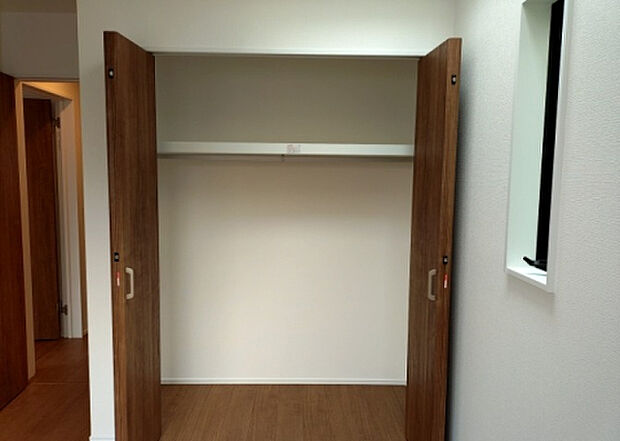 【ウォークインクローゼット】ウォークインクローゼットがあれば、クローゼット内でコーディネートが完成できますし、季節の変わり目に行う衣替えの手間も省けます。また、スーツケースなど大きいものもしまうことができ使い勝手がよいです。