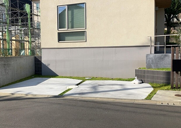 【駐車場】駐車場と明記されていても、最小スペースでつくられた駐車場だと大型車は駐車できなかったり、出入りしにくくなったりする可能性があります。お車のサイズと購入したい物件の駐車場のサイズを現地で確認しましょう。