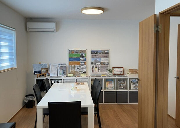 【洋室】洋室のメリットは重い家具が置きやすく、身の回りが整理しやすいことです。 床がフローリングのため畳とは異なり凹みにくいです。 クローゼットなど収納が豊富で、普段使わない旅行カバンや服の整頓も簡単にです。