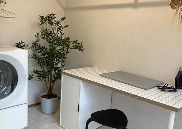 【脱衣場】多くの戸建て住宅で見かける洗面脱衣所は、洗面台と洗濯機が2畳ほどのスペースに並べられていて、洗面所が脱衣所を兼ね備えている間取りが一般的です。お客様が利用することもある、パブリックな空間でもあります。