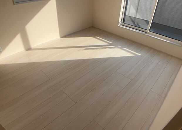 【洋室】洋室のメリットは重い家具が置きやすく、身の回りが整理しやすいことです。 床がフローリングのため畳とは異なり凹みにくいです。 クローゼットなど収納が豊富で、普段使わない旅行カバンや服の整頓も簡単にです。