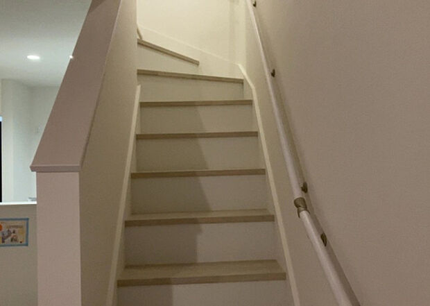 【内装】建物の上下階の通路である階段は、その位置によって動線や室内の印象が大きく左右されます。手摺にも重要な役割があり、転倒の防止・歩行や動作を円滑にして日常生活を支えることを主な目的として設置されています。