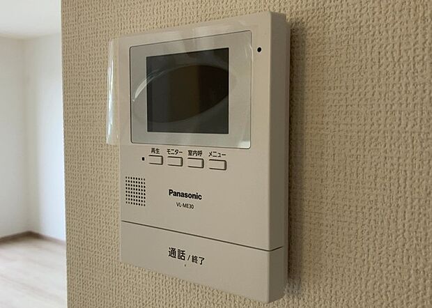 【TVモニター付きインターホン】TVモニター付きインターホンは、来訪者の顔を確認できるだけでなく、音声でやり取りすることもできるため、セキュリティ面で安心できる設備です。モニター画面が大きく見やすいもの、夜間でも来訪者をしっかりと確認できるものなど、機能性を重視したいところです。