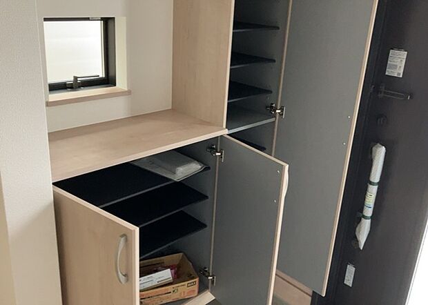 【玄関収納】玄関収納は、靴や傘、コートなどをスッキリと収納できるだけでなく、来客時に見せる顔となるため、家の顔とも言えます。収納量だけでなく、デザイン性も重視したいところです。ミラー付きの収納であれば、外出前の身だしなみチェックにも便利です。