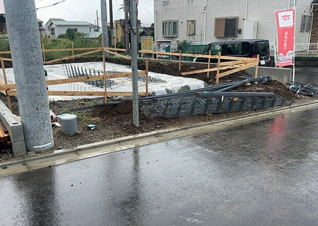 【庭_2】庭のある家に住むことのメリットとして、子どもたちの遊び場を確保できること、ガーデニングや家庭菜園を楽しめること、明るさを確保できることがあります。また、配置を工夫することでプライバシーが確保できます。