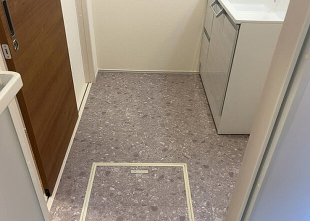 【脱衣場】多くの戸建て住宅で見かける洗面脱衣所は、洗面台と洗濯機が2畳ほどのスペースに並べられていて、洗面所が脱衣所を兼ね備えている間取りが一般的です。お客様が利用することもある、パブリックな空間でもあります。