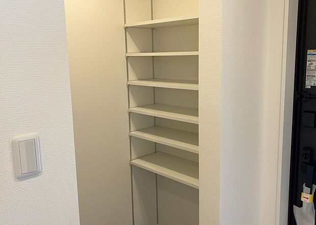 【玄関収納】玄関収納は、靴や傘、コートなどをスッキリと収納できるだけでなく、来客時に見せる顔となるため、家の顔とも言えます。収納量だけでなく、デザイン性も重視したいところです。ミラー付きの収納であれば、外出前の身だしなみチェックにも便利です。