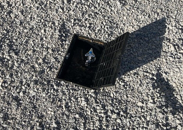 【その他設備】敷地内には、散水栓や立水栓があります。水道水を直接利用できるため、水を運ぶ手間を省くことが出来ます。大量の水を必要とする洗車作業や清掃などに役立ちます。その他設備とあわせて、現地でご確認ください。