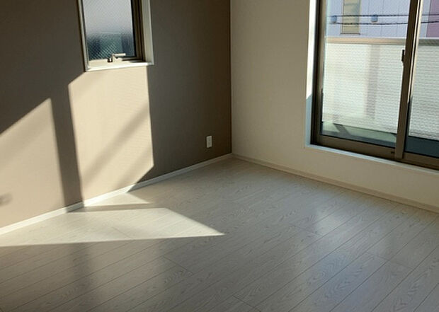 【洋室】洋室のメリットは重い家具が置きやすく、身の回りが整理しやすいことです。 床がフローリングのため畳とは異なり凹みにくいです。 クローゼットなど収納が豊富で、普段使わない旅行カバンや服の整頓も簡単にです。