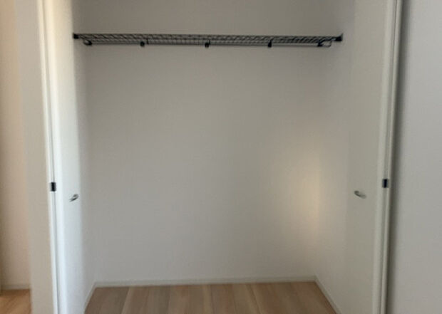 【ウォークインクローゼット】ウォークインクローゼットがあれば、クローゼット内でコーディネートが完成できますし、季節の変わり目に行う衣替えの手間も省けます。また、スーツケースなど大きいものもしまうことができ使い勝手がよいです。