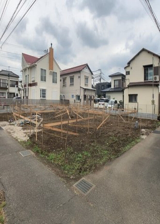 【その他設備】敷地内には、散水栓や立水栓があります。水道水を直接利用できるため、水を運ぶ手間を省くことが出来ます。大量の水を必要とする洗車作業や清掃などに役立ちます。その他設備とあわせて、現地でご確認ください。