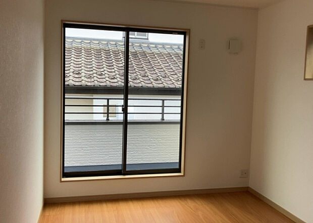 【洋室】洋室のメリットは重い家具が置きやすく、身の回りが整理しやすいことです。 床がフローリングのため畳とは異なり凹みにくいです。 クローゼットなど収納が豊富で、普段使わない旅行カバンや服の整頓も簡単にです。