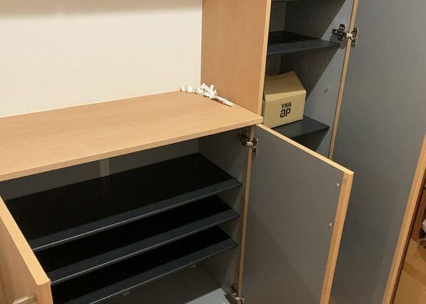 【玄関収納】玄関収納は、靴や傘、コートなどをスッキリと収納できるだけでなく、来客時に見せる顔となるため、家の顔とも言えます。収納量だけでなく、デザイン性も重視したいところです。ミラー付きの収納であれば、外出前の身だしなみチェックにも便利です。