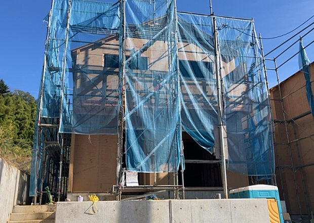 【外観_3】現地に行くなら、物件の周囲の地形がどうなっているかを見ることも大切です。周辺より低くなっている土地では、大雨などで水が集まりやすいため、地盤が弱くなっているということも考えられるため、注意が必要です。