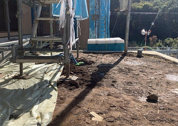 【庭_2】庭のある家に住むことのメリットとして、子どもたちの遊び場を確保できること、ガーデニングや家庭菜園を楽しめること、明るさを確保できることがあります。また、配置を工夫することでプライバシーが確保できます。