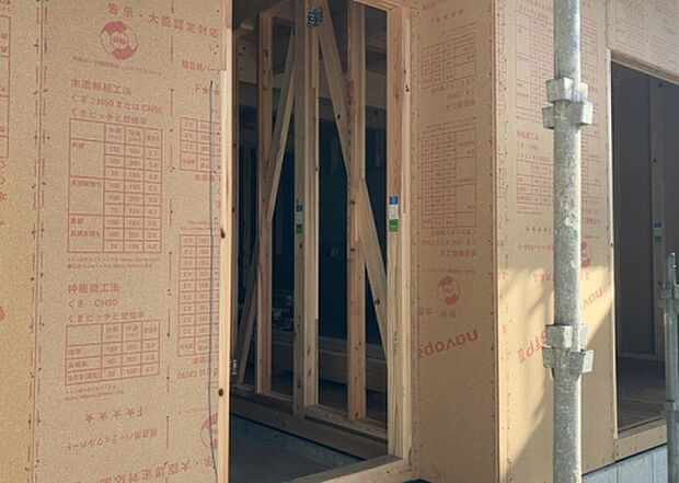 【玄関_2】玄関は、狭すぎると複数人で使いにくく、広すぎても無駄な空間になりがちです。最低2畳を目安にして、家の広さとの兼ね合いや家族の人数を考慮して決めるとよいでしょう。現地を見学して快適な玄関を選びましょう!