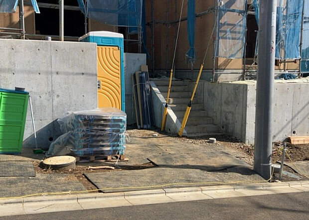 【駐車場_2】駐車場と明記されていても、最小スペースでつくられた駐車場だと大型車は駐車できなかったり、出入りしにくくなったりする可能性があります。お車のサイズと購入したい物件の駐車場のサイズを現地で確認しましょう。