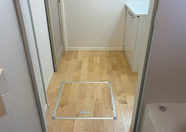 【脱衣場】多くの戸建て住宅で見かける洗面脱衣所は、洗面台と洗濯機が2畳ほどのスペースに並べられていて、洗面所が脱衣所を兼ね備えている間取りが一般的です。お客様が利用することもある、パブリックな空間でもあります。