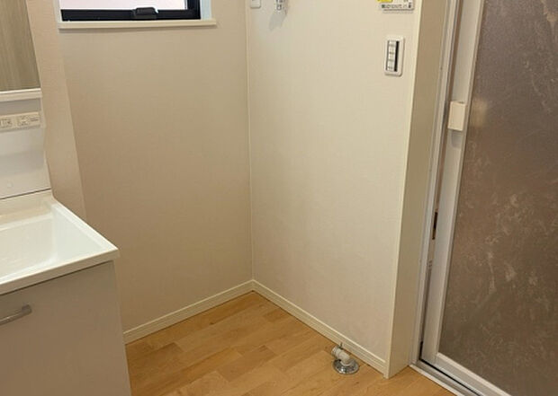 【ランドリースペース】ランドリースペースも気になります。洗濯機置場があり「洗う、干す、取り込む、アイロンがけ、たたむ」など、洗濯に関する家事をするための空間です。広さや収納など付帯設備も含めて、詳細は現地でご確認ください。