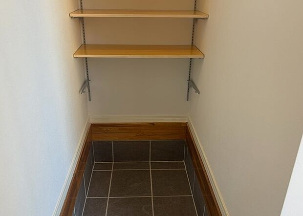 【玄関収納】玄関収納は、靴や傘、コートなどをスッキリと収納できるだけでなく、来客時に見せる顔となるため、家の顔とも言えます。収納量だけでなく、デザイン性も重視したいところです。ミラー付きの収納であれば、外出前の身だしなみチェックにも便利です。