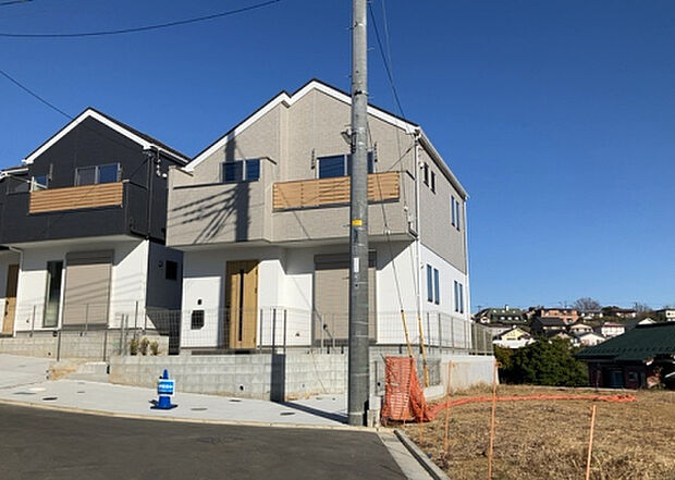 【前面道路含む現地写真_2】お持ちの車種によっては前面道路が広い方が便利でしょう。しかし、前面道路が広ければその分交通量が多くなるため、騒音などが気になる場合があります。実際に現地を見学し、周辺交通量や騒音などを確認しましょう！