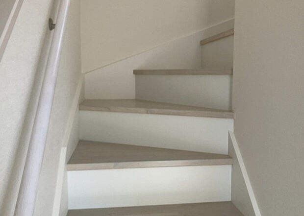 【内装】建物の上下階の通路である階段は、その位置によって動線や室内の印象が大きく左右されます。手摺にも重要な役割があり、転倒の防止・歩行や動作を円滑にして日常生活を支えることを主な目的として設置されています。