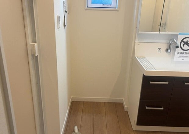 【ランドリースペース】ランドリースペースも気になります。洗濯機置場があり「洗う、干す、取り込む、アイロンがけ、たたむ」など、洗濯に関する家事をするための空間です。広さや収納など付帯設備も含めて、詳細は現地でご確認ください。