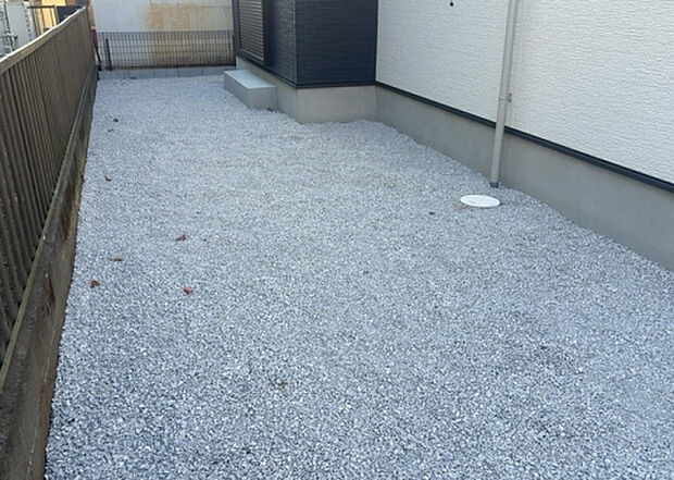 【庭】庭があることでガーデニングや家庭菜園はもちろん、こどもの遊び場やペットを放して遊ぶことができます。また、家の周囲に余裕があるということです。隣地との間があれば、十分な日当たりと、風通しが確保できます。