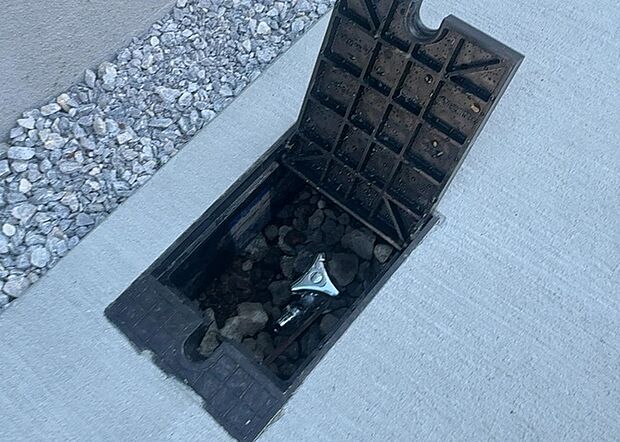 【外水栓】外水栓は、庭の水やりや洗車など、様々な用途に使える便利な設備です。ホースがしっかりと接続できるもの、水圧が安定しているものなど、使い勝手の良いものを選びましょう。また、凍結防止機能が付いているものなら、冬場でも安心して使用できます。