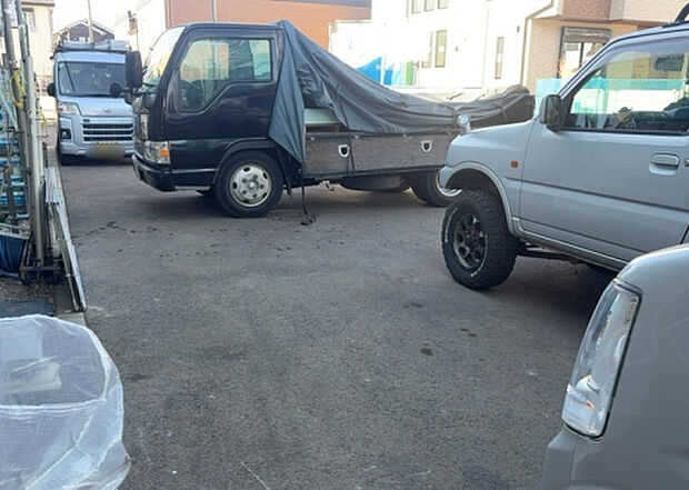 【前面道路含む現地写真_2】お持ちの車種によっては前面道路が広い方が便利でしょう。しかし、前面道路が広ければその分交通量が多くなるため、騒音などが気になる場合があります。実際に現地を見学し、周辺交通量や騒音などを確認しましょう！