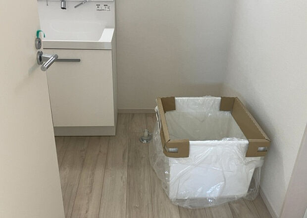 【脱衣場】多くの戸建て住宅で見かける洗面脱衣所は、洗面台と洗濯機が2畳ほどのスペースに並べられていて、洗面所が脱衣所を兼ね備えている間取りが一般的です。お客様が利用することもある、パブリックな空間でもあります。