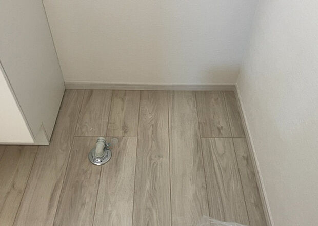 【ランドリースペース】ランドリースペースも気になります。洗濯機置場があり「洗う、干す、取り込む、アイロンがけ、たたむ」など、洗濯に関する家事をするための空間です。広さや収納など付帯設備も含めて、詳細は現地でご確認ください。