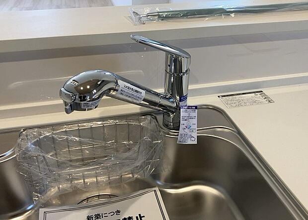 【キッチン水栓】キッチン水栓は、毎日必ず使うものだからこそ、使いやすさが重要です。シャワーヘッドの切り替えがスムーズか、吐水量が調節できるか、水しぶきが飛び散りにくい構造か、浄水機能が付いているかなど、日々の家事を快適にするための機能が数多くあります。また、デザインも多種多様なので、キッチン全体の雰囲気に合わせたものを選ぶことができます。